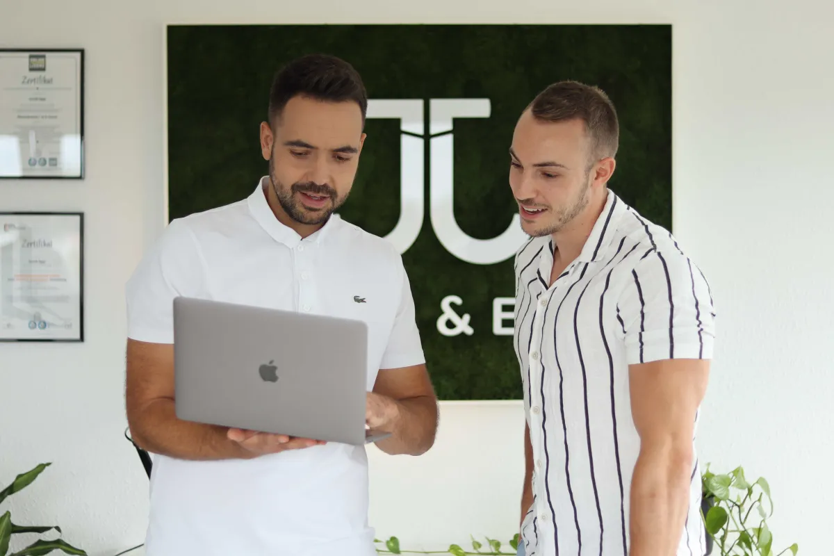 Josef Köppel und Jannik Eggs in der Beratung